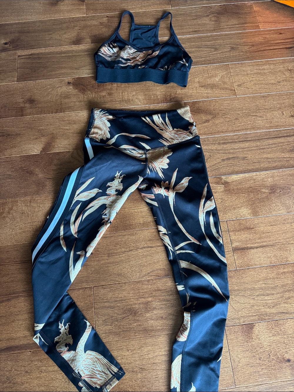 Noli Set. Size S. High-Waist Floral-Print Leggings in Black and Tan